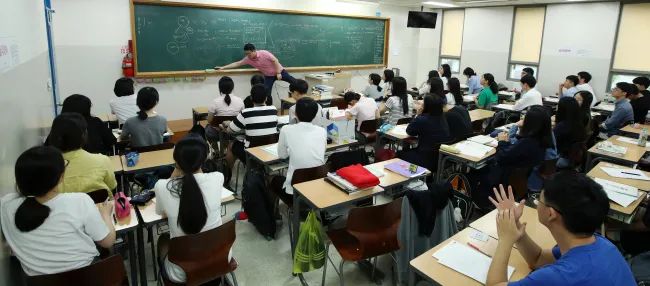 “幸福教育”悖论：韩国是如何*压打**教培机构，又如何恢复它们的？