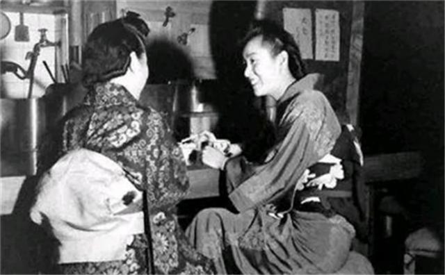 日本烟花女子：涂着廉价口红站街60年，余生只为等一个不归人