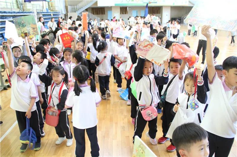 让教育和生活相连——青岛枣山小学开展年级研究性学习活动