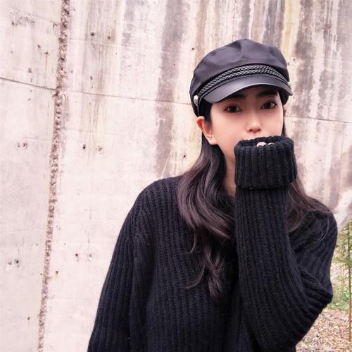 圆脸有刘海戴帽子怎么戴,圆脸怎样戴帽子好看