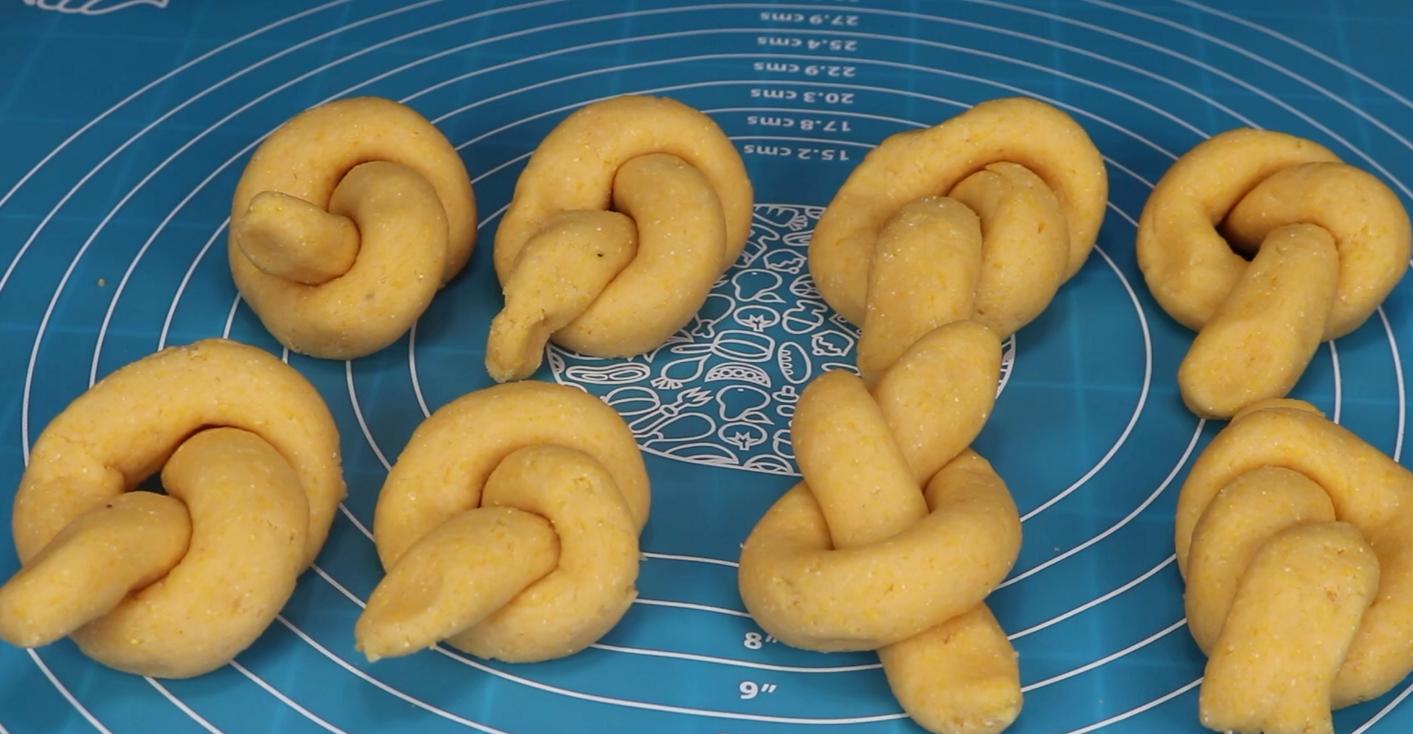 玉米面放入牛奶中比油条还好吃,酥脆玉米面怎么做