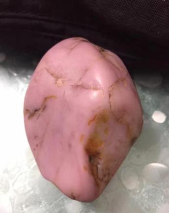 带直闪石的黑青玉籽料,直闪石籽料价格表