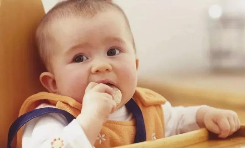 孩子得了湿疹应如何治疗与管理,父母都有湿疹怎么避免孩子湿疹