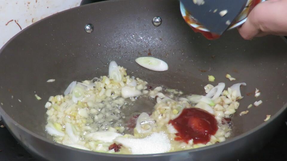 炒大虾需要提前焯水吗,大虾是直接炒还是焯水