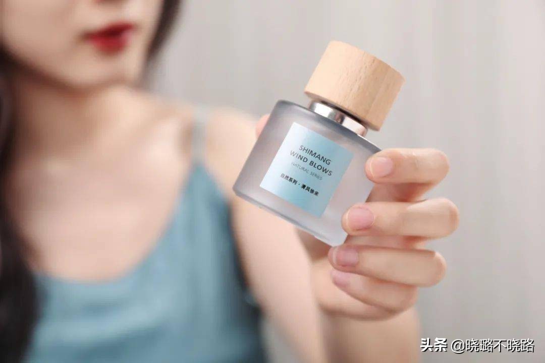 女人喷香水时，尽量别犯这3个“错误”，不然味道易散还难闻