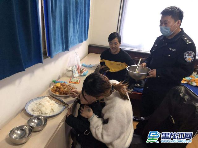 一家三口被困高速交警护送,上海三口人被困到山里