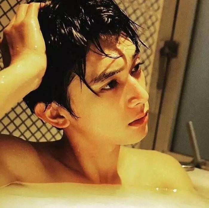 这个可盐可甜可狼的94年小鲜肉，简直就是漫画里走出来的男主角！