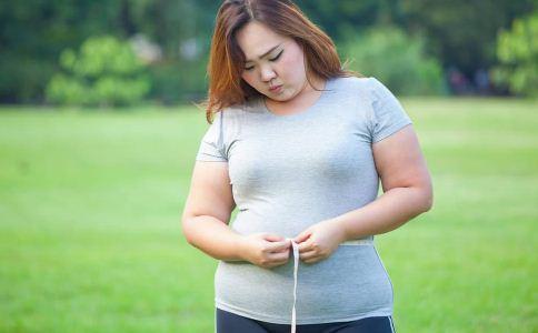 不想大腹便便成大妈，那就练瑜伽弓式，助你紧致腹部塑造完美腰身