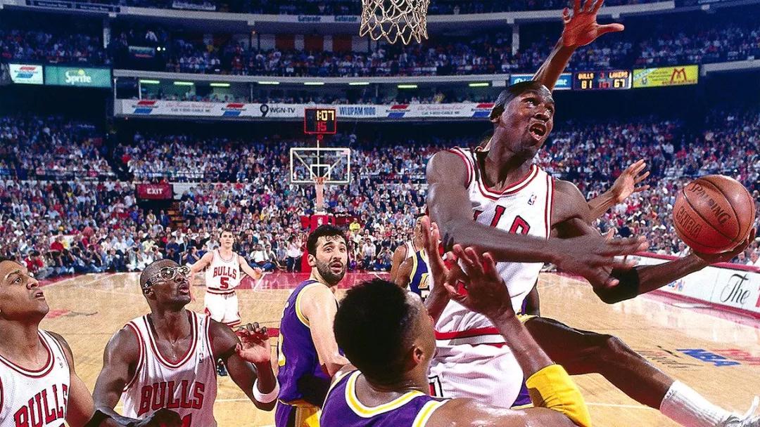 马刺球迷看伦纳德,马刺主场致敬帕克视频