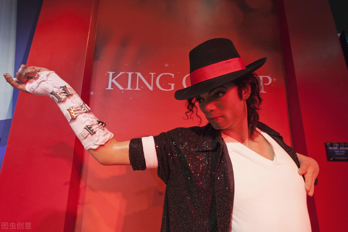 迈克尔·杰克逊演唱会晕倒5000人，死亡23人，他却被控娈童、整容