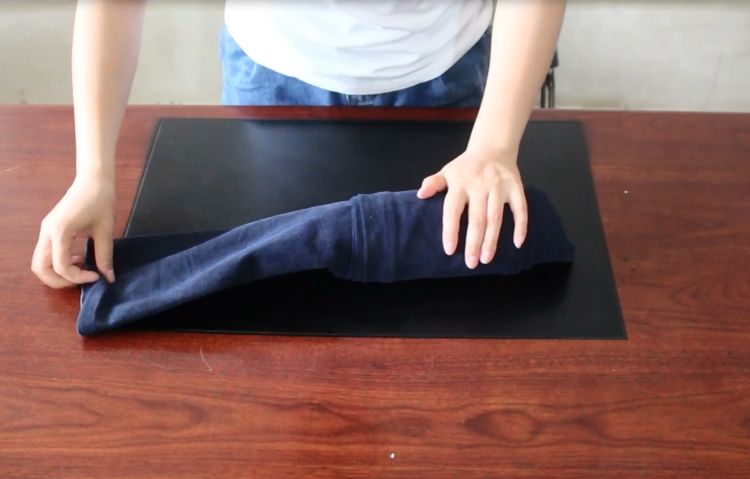 叠牛仔裤的简单叠法,叠短牛仔裤小技巧