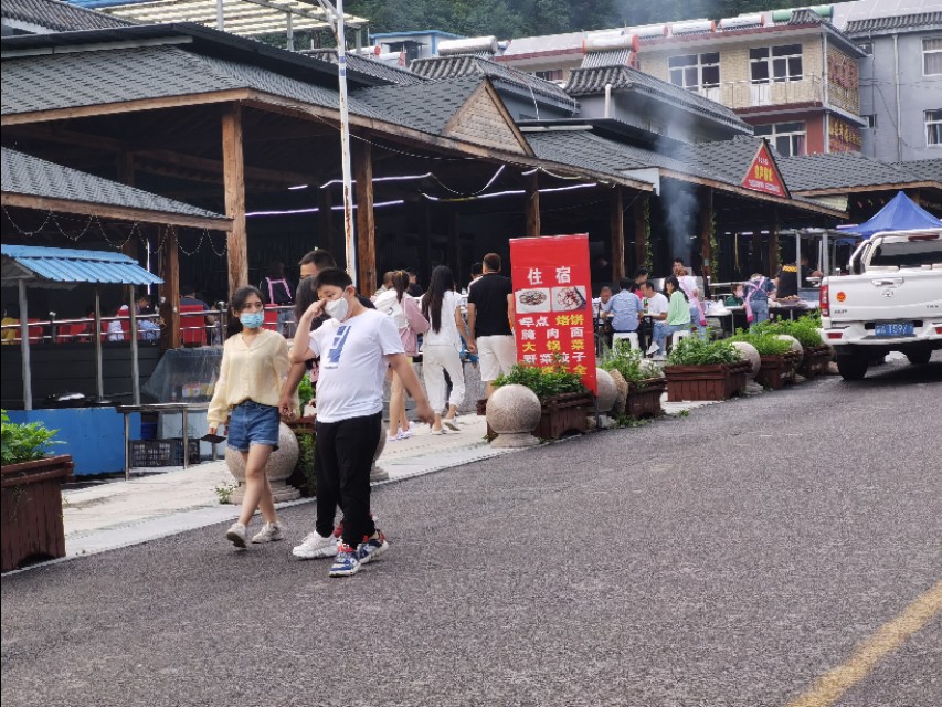 宿在驼梁，感受一种无忧的生活/郝贵云