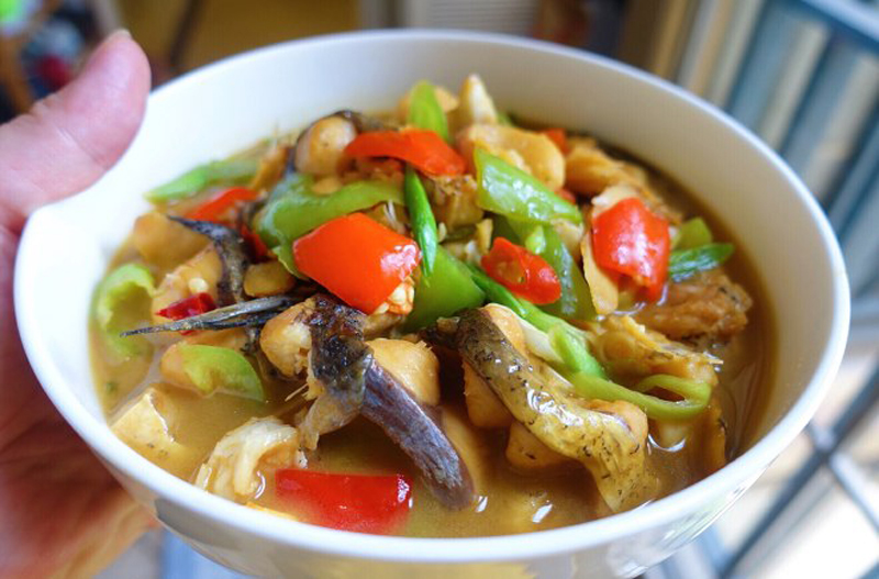 色香味俱全的家常炖鱼烹饪方式,正宗东北家常菜炖鱼的做法