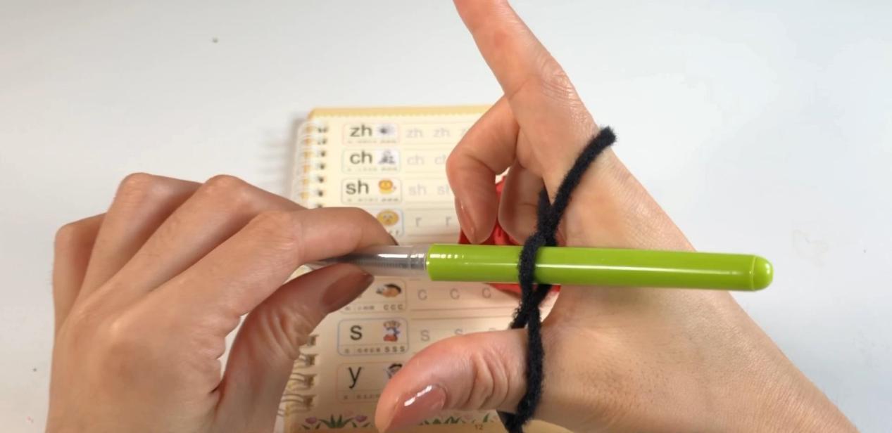 小孩子握笔姿势不正确怎么训练,怎么改正孩子错误的握笔姿势