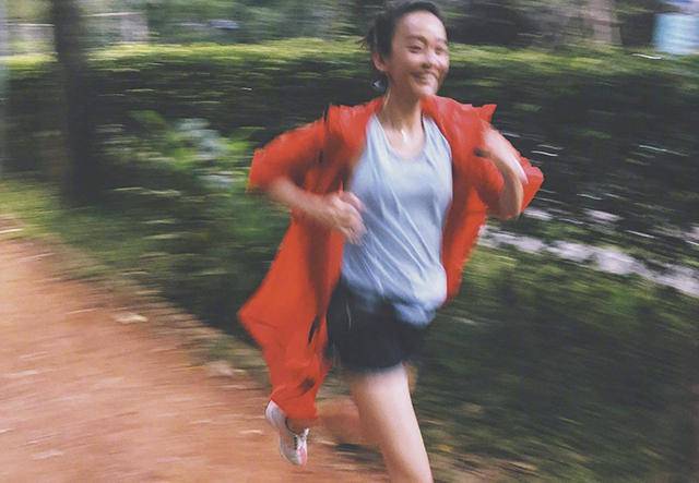 运动达人怀孕后有多强?刘璇挺孕肚倒立,普通人表示:真来不了