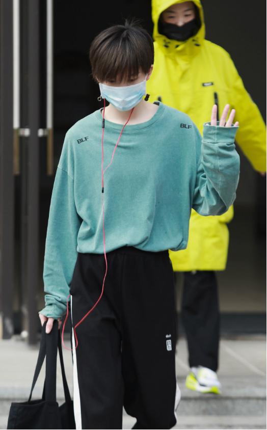 陆柯燃同款发型穿搭,陆柯燃金发造型摩登气质