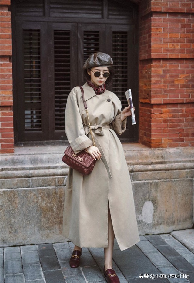马丁靴搭配连帽风衣,冬天穿风衣千万别配两种裤子