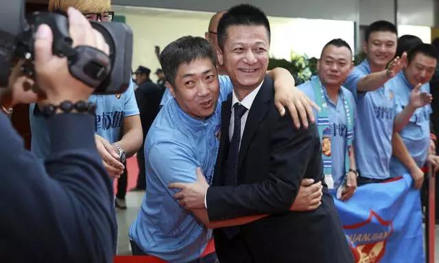 束昱辉出来了还会搞足球吗,束昱辉没有钱不要玩足球