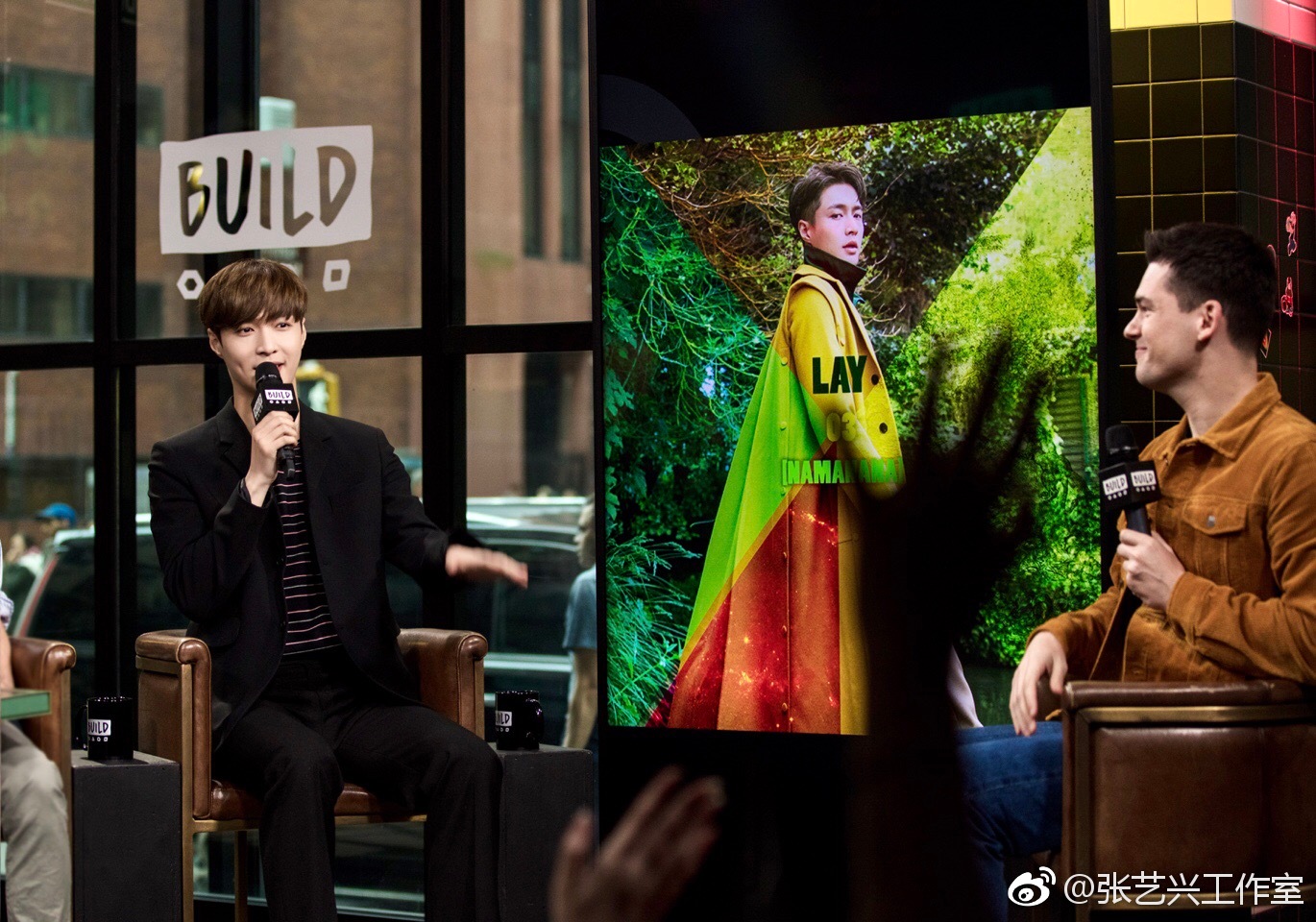 张艺兴美国纪录片采访,张艺兴美国直播录音棚