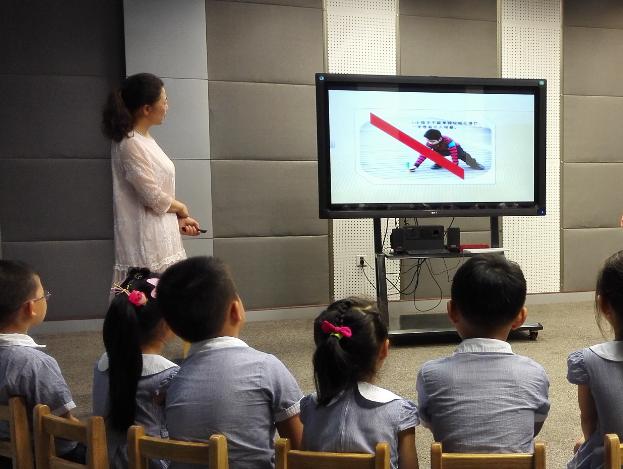 “妈妈,同桌总摸我”,妈妈的机智做法,挽救了女儿的后半生