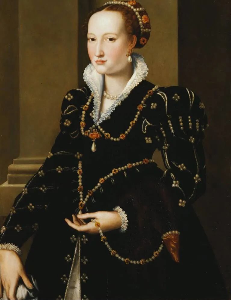 珍珠当牙签，红宝石镶圣经，还是Gucci和香奈儿的灵感缪斯