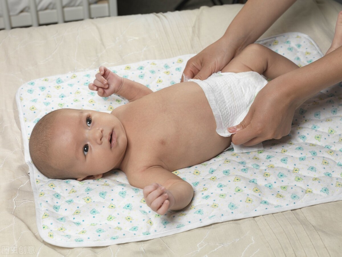 宝宝抹护臀膏可以直接穿纸尿裤吗,育儿知识新生儿换纸尿裤