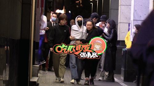 当众踹别人一脚犯法吗,当众踹人违法吗