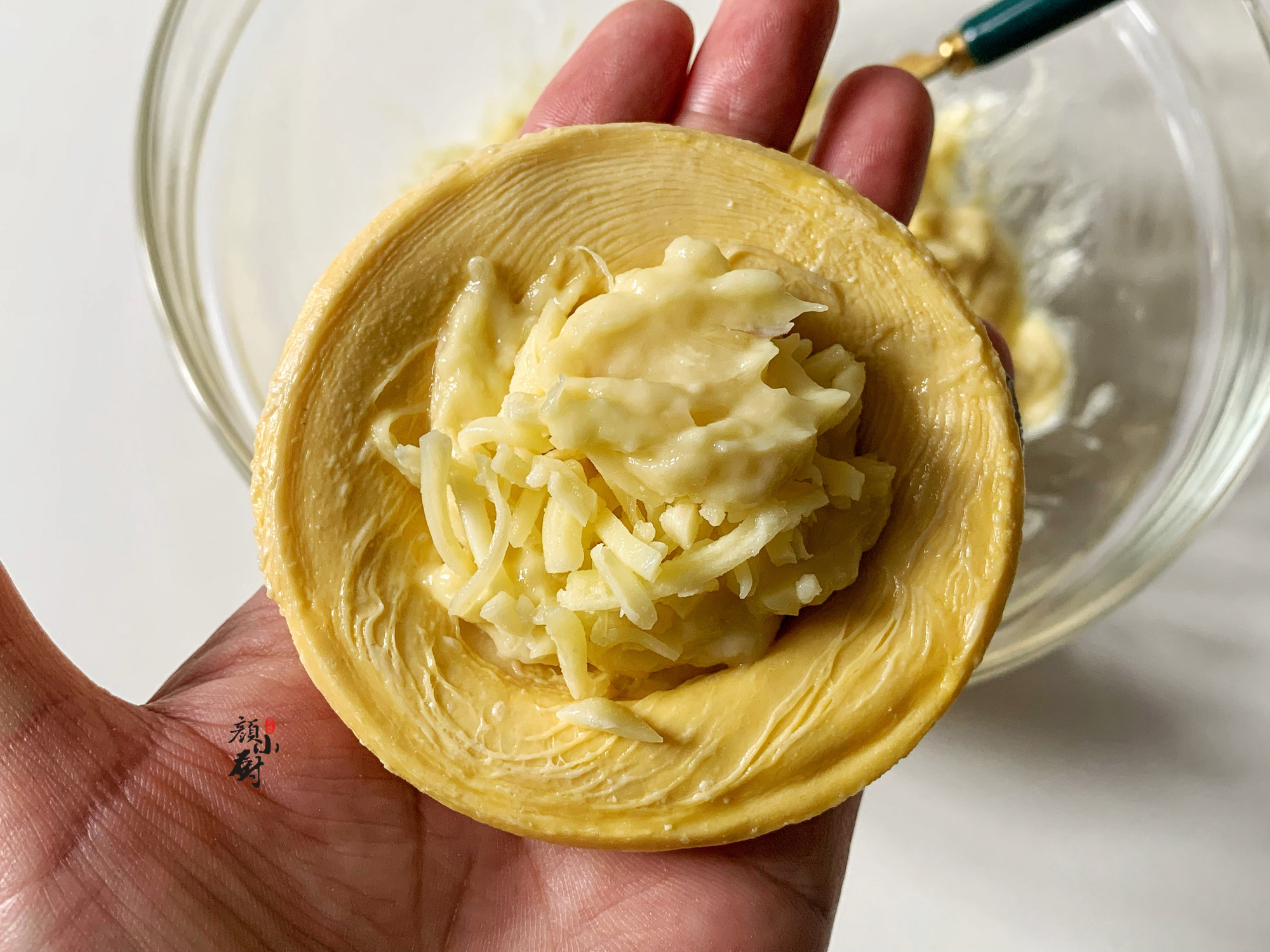 简单很好吃的榴莲酥做法,用蛋挞皮和榴莲做榴莲酥