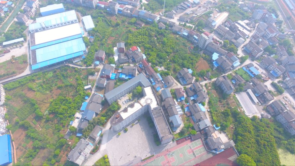 唐坊坡上有名校鄢中足球走宜昌