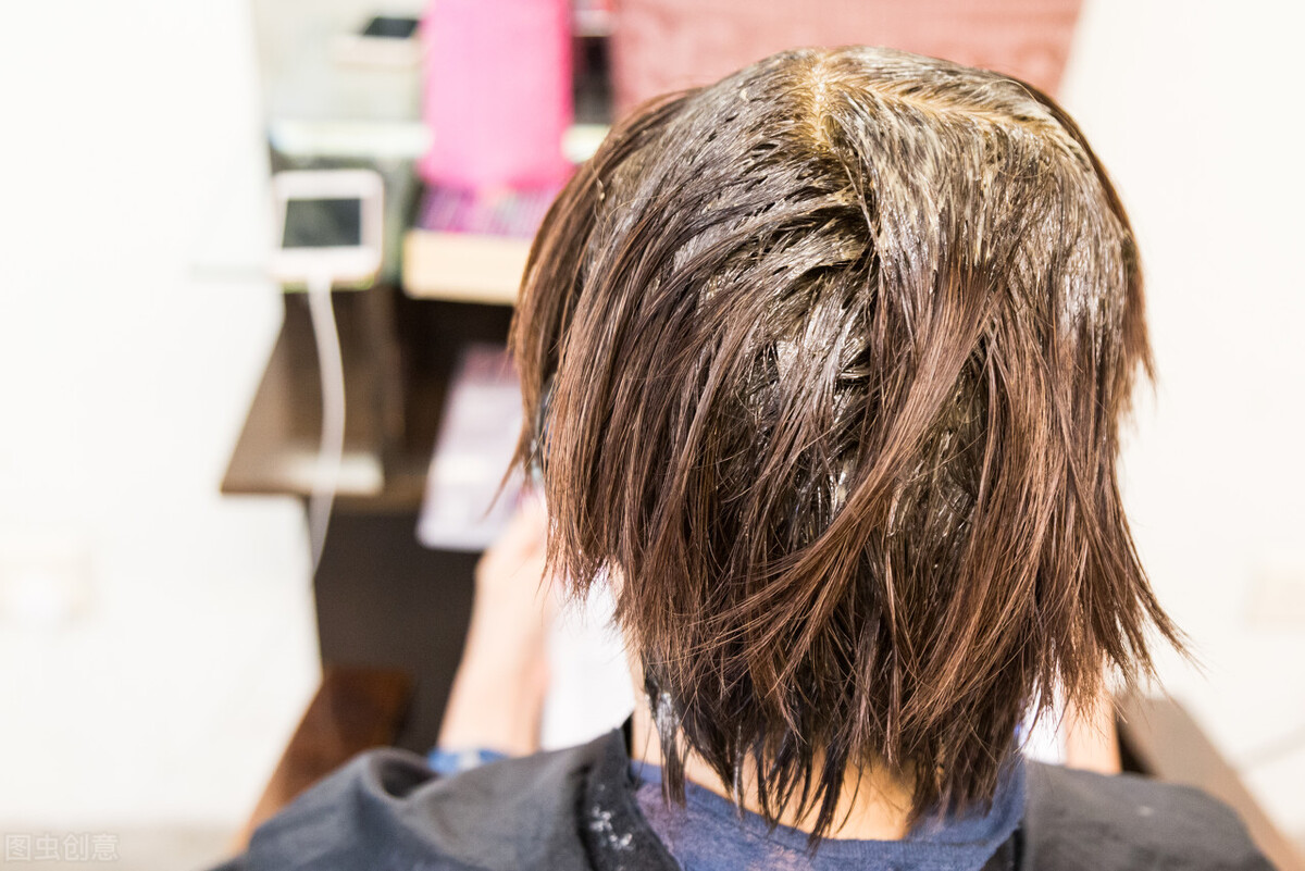 头发几种颜色怎么染均匀,染过头发的再次自己染怎么上色