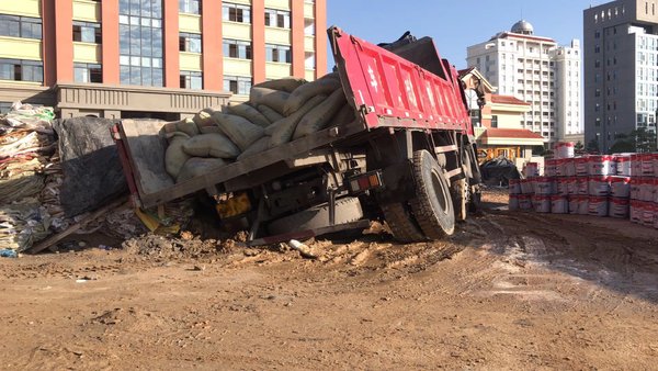 陷车最简单的解决方法,陷车怎么自救最有效