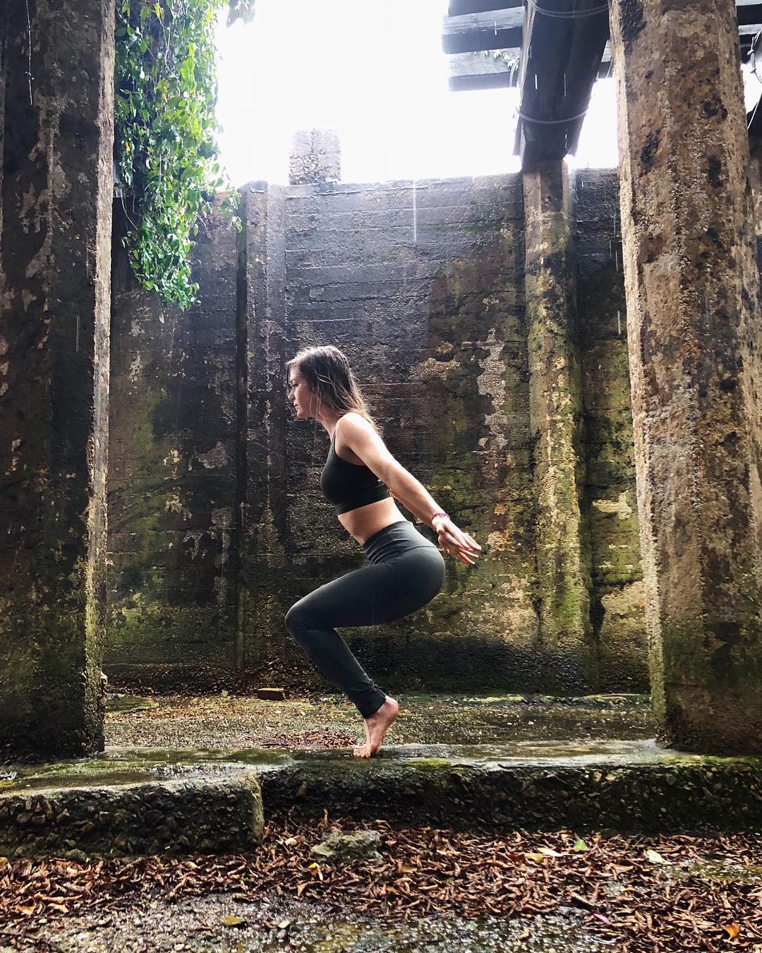 辛芷蕾金色吊带惊艳亮相,35岁辛芷蕾罕见晒卷发造型