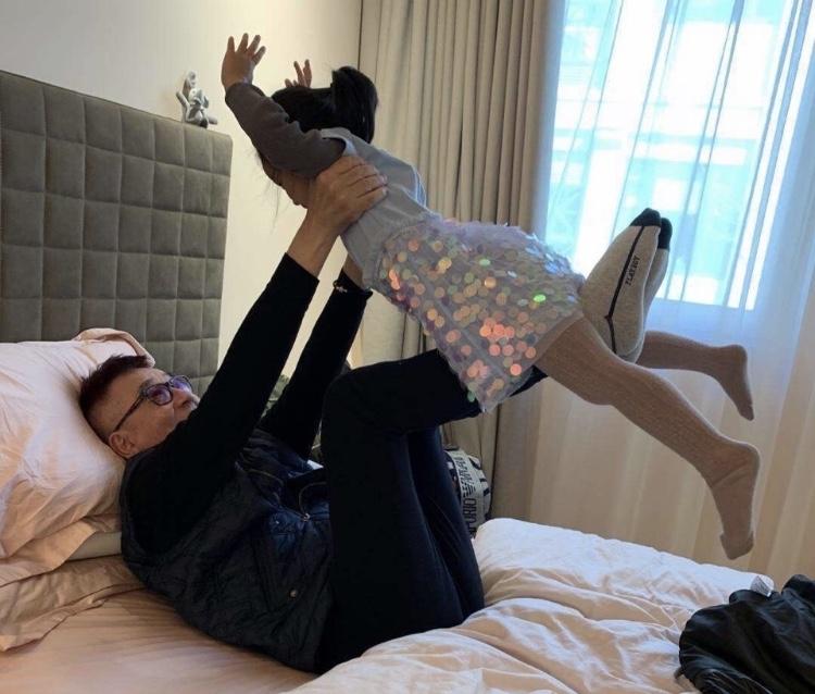 包贝尔女儿包饺子李现评论,包贝尔女儿搞笑饺子化身迷妹李现