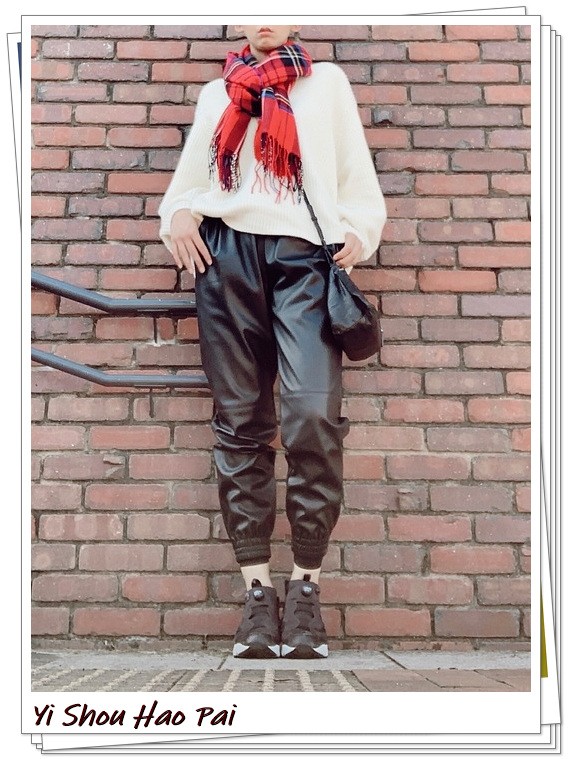 深色格纹围巾搭配啥颜色衣服,红色格纹围巾系法