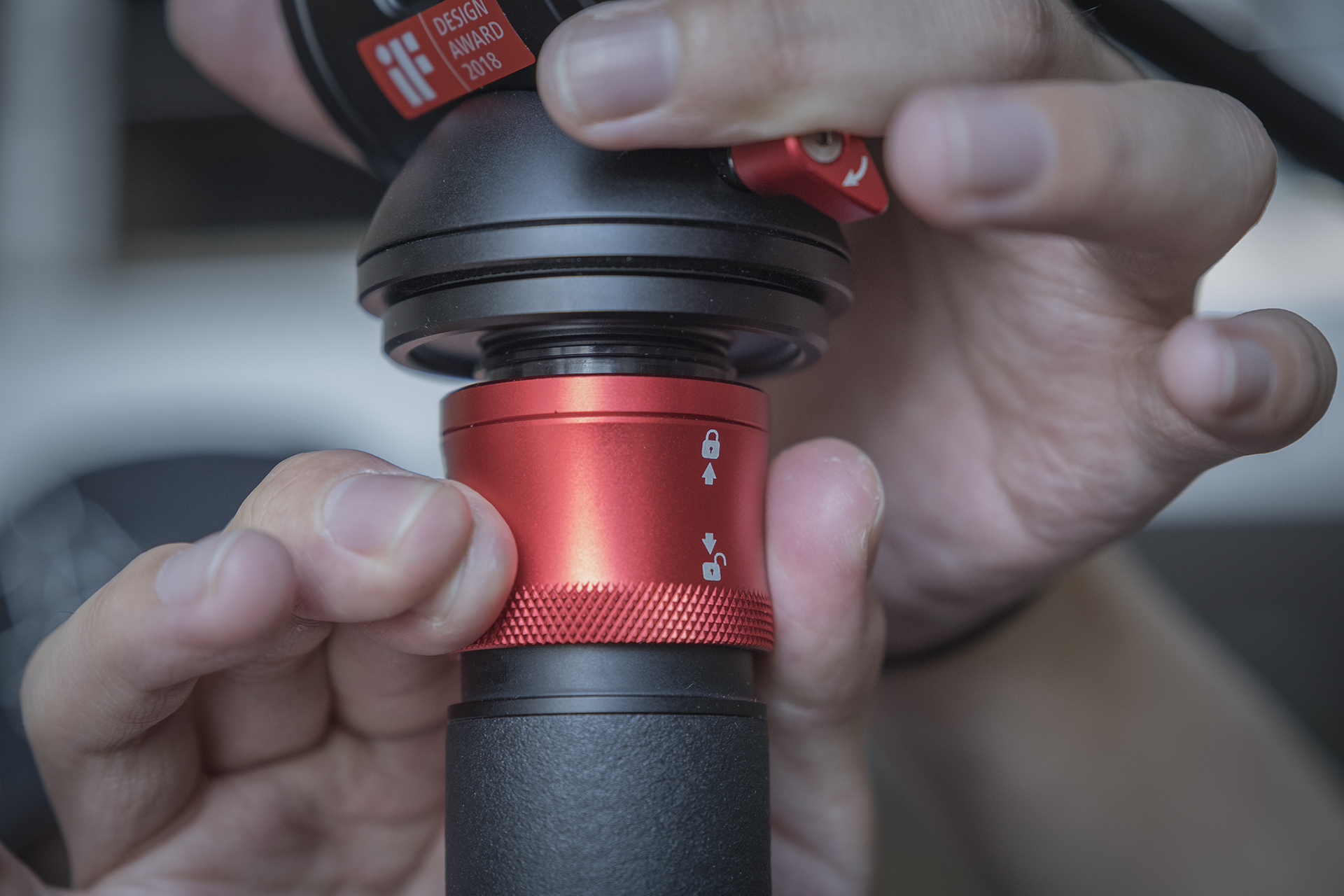 聚目开箱丨明明能靠脸，偏要拼才华——印迹COBRA2代独脚架开箱