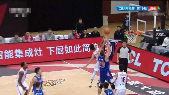 徐杰抢篮板大汉投三分,徐杰单手怒摘篮板视频