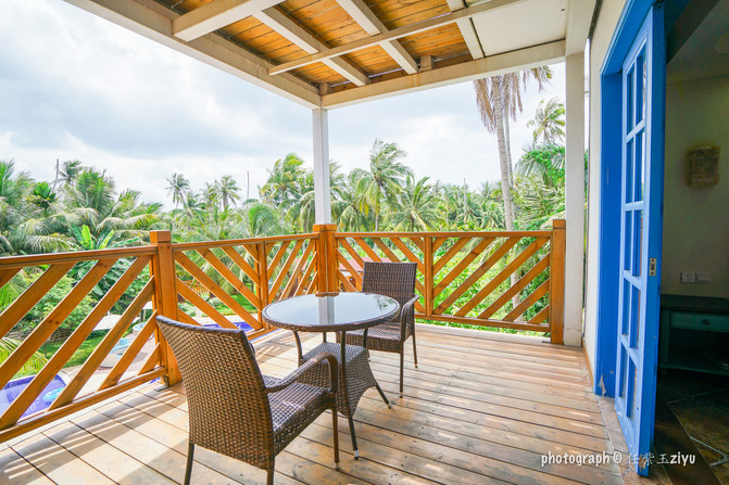 一群年轻人到三亚，摆pose，拍照