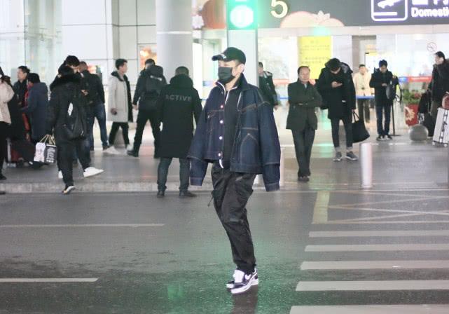 维嘉穿着条纹衣服,维嘉穿搭