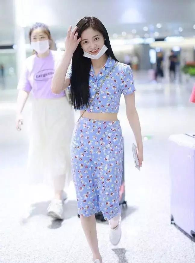 泫雅、迪丽热巴、关晓彤的印花裙，谁的品味更好？