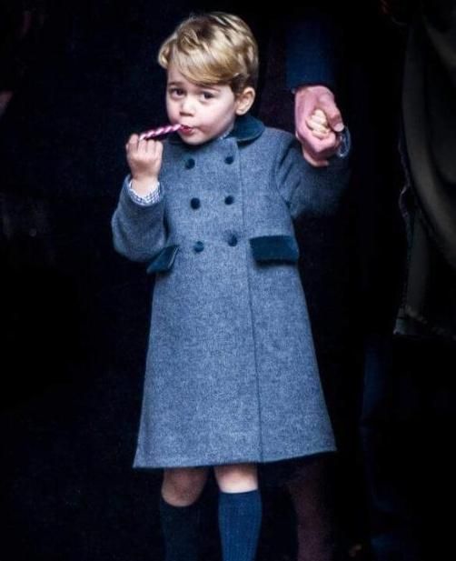 八岁后才能穿长裤，寒冬乔治王子光着小腿冻出鼻涕，小公主乐开花