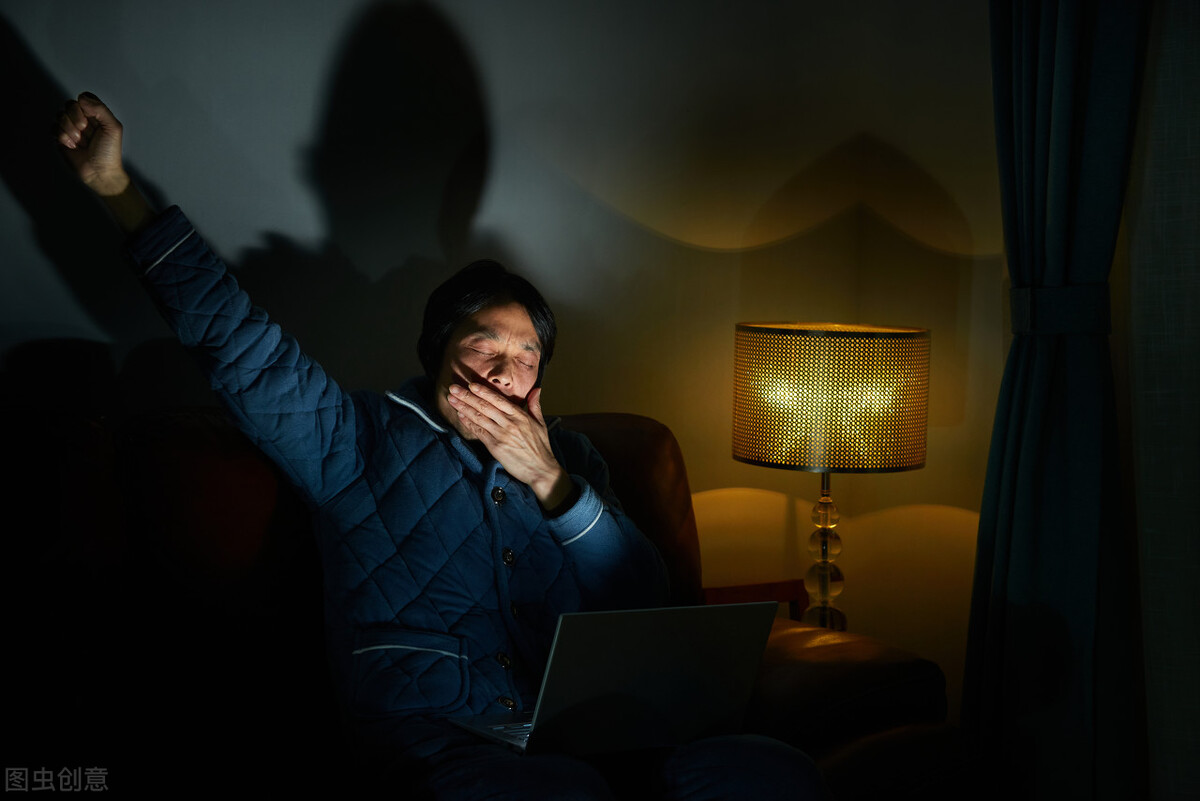 熬夜压力大脱发用药,熬夜导致m型脱发