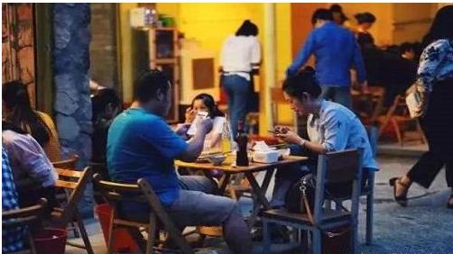 一晚赚几百摆摊,摆地摊如何一天赚300块钱