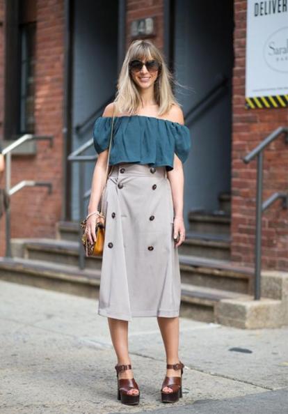 露肩衣服怎么穿不露肩带,露肩上衣怎么穿肩带不上滑