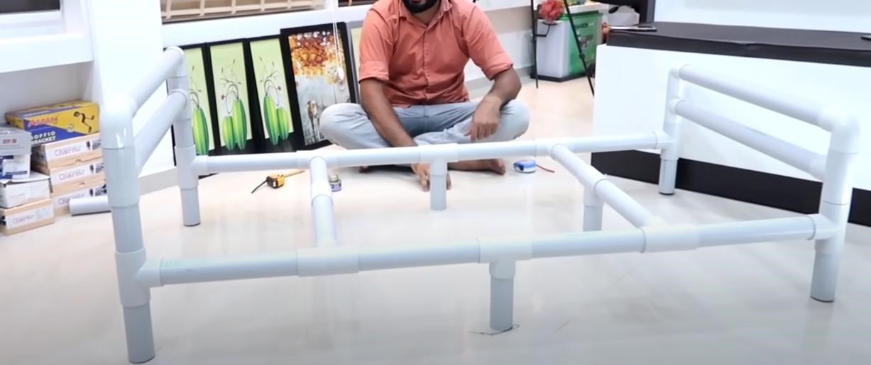 老外用PVC管做张单人床，承重200斤比成品床结实，真会省钱