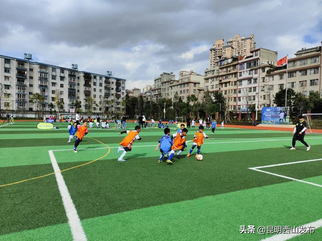 校园足球联赛充满激情,沙湾路小学班级足球联赛火热开赛