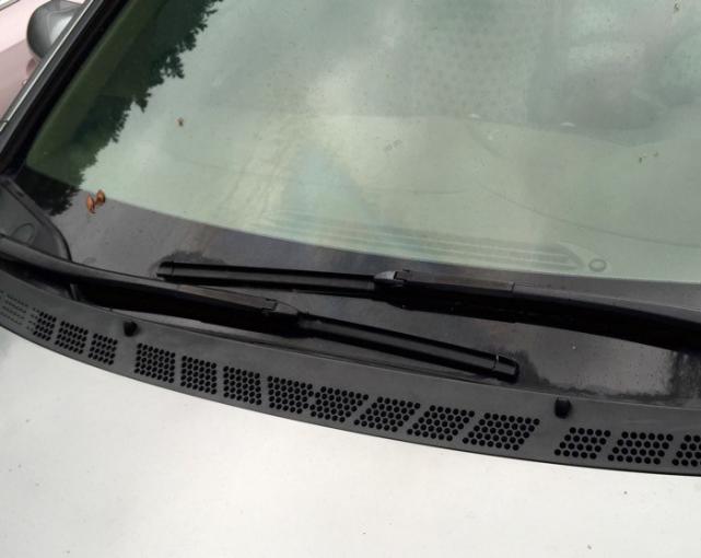 挡风玻璃有油膜清除的最佳方法,挡风玻璃油膜应急处理方法