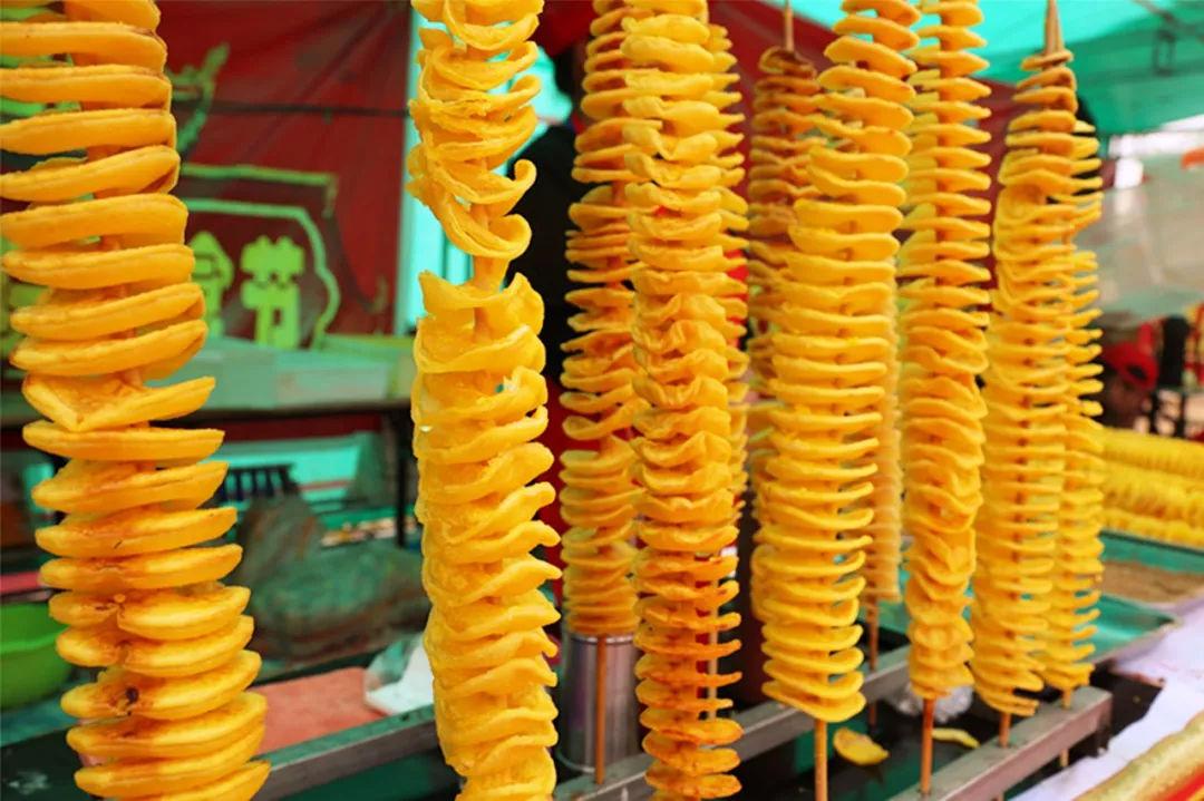 农村大姐卖炸土豆,农村大姐红薯一亩8000斤