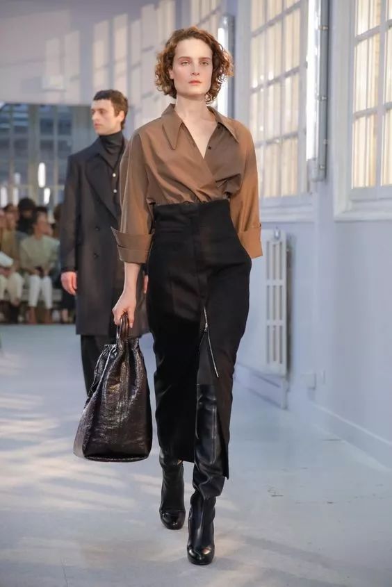 今年流行什么款式的女士大包 (今年流行的超级大包)