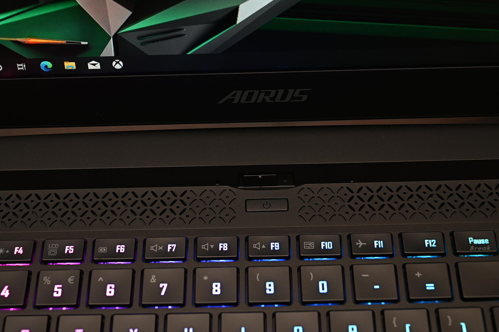 有雕牌游戏本，哪里都是电竞战场，值得游戏玩家背上的AORUS15PXD