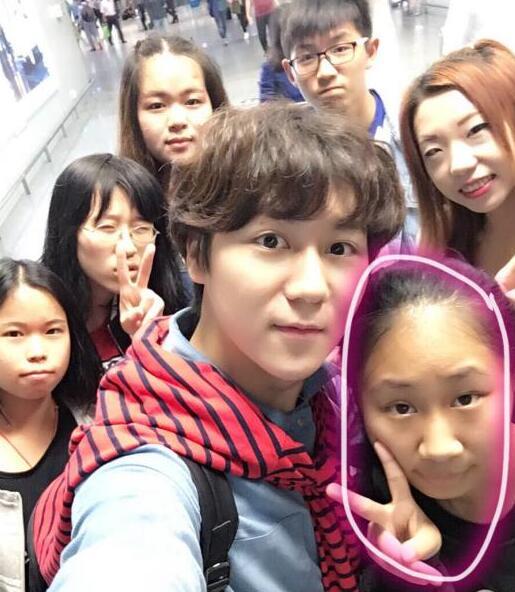 明星成危险行业，景甜被男粉丝摸手，郑允浩被粉丝送强力胶饮料